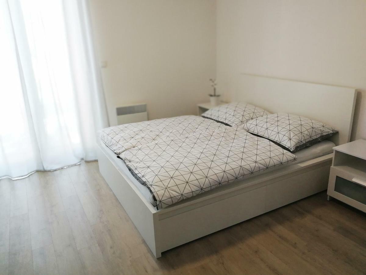 Apartman Sun Dolni Morava Bagian luar foto